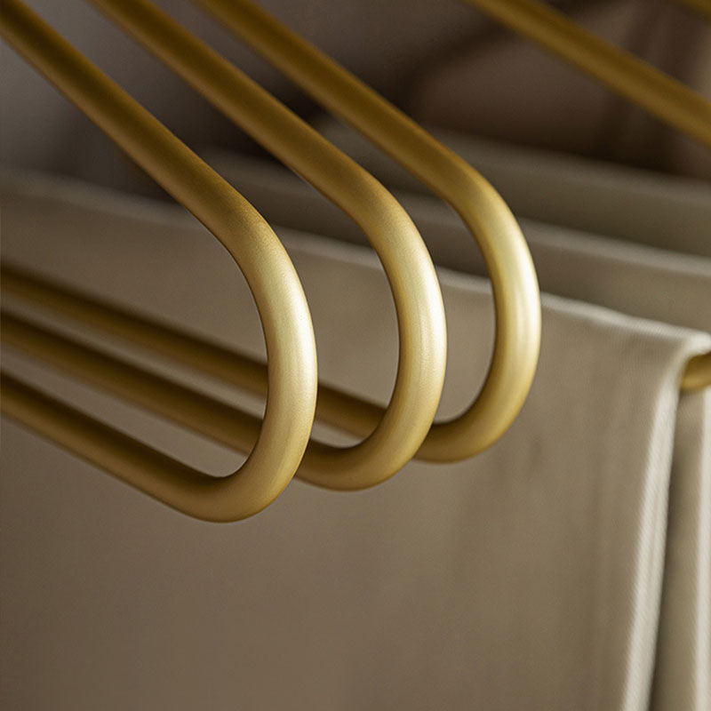 Cabide Triangular em Alumínio Dourado para Roupeiro