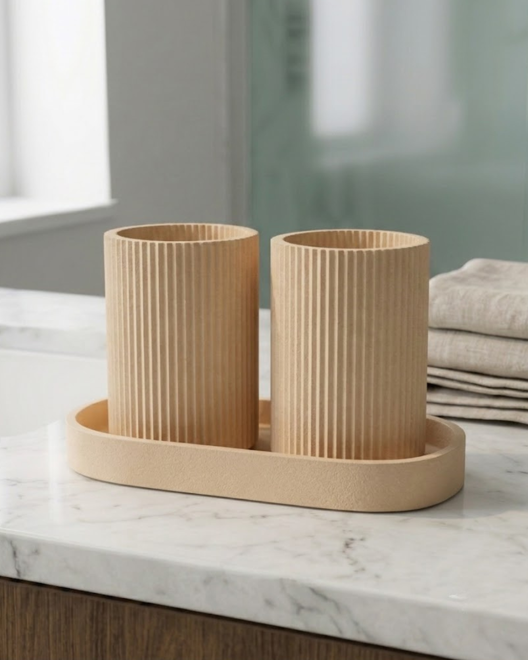 Conjunto organizador de bancada NORD em PLA Matte cor Ivory White, composto por dois copos canelados e bandeja oval, sobre mármore com fundo cinza minimalista.