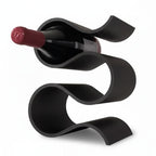 Suporte de vinho moderno em branco com design escultural para decoração de interiores.